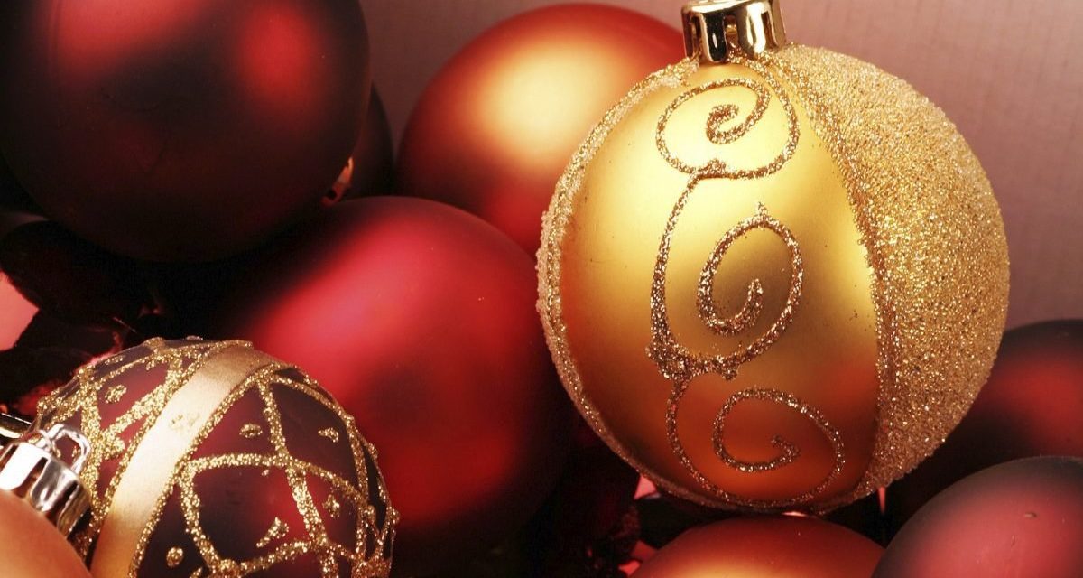 ¿Sabes cuál es el origen de las esferas navideñas?