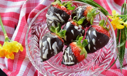 Prepara unas deliciosas fresas cubiertas de chocolate para San Valentín