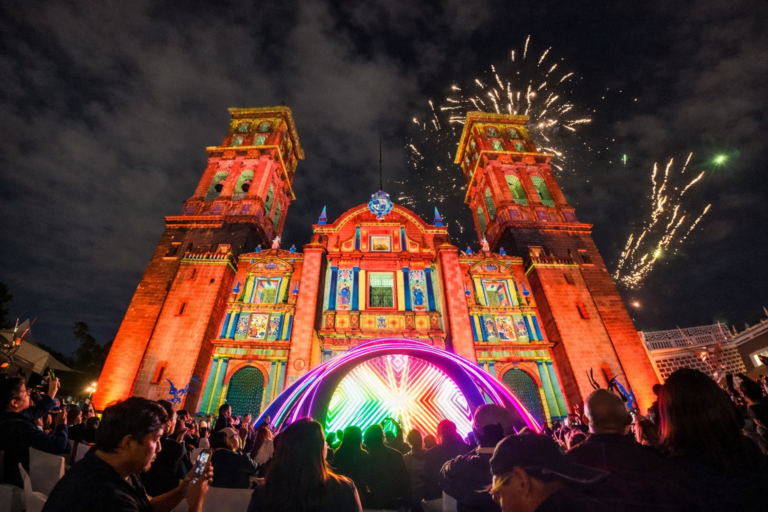 Catedral de Puebla iluminada Festival Glow